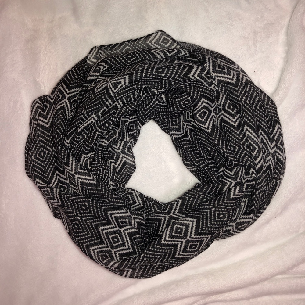 Thick Infinity Scarf- Black & White